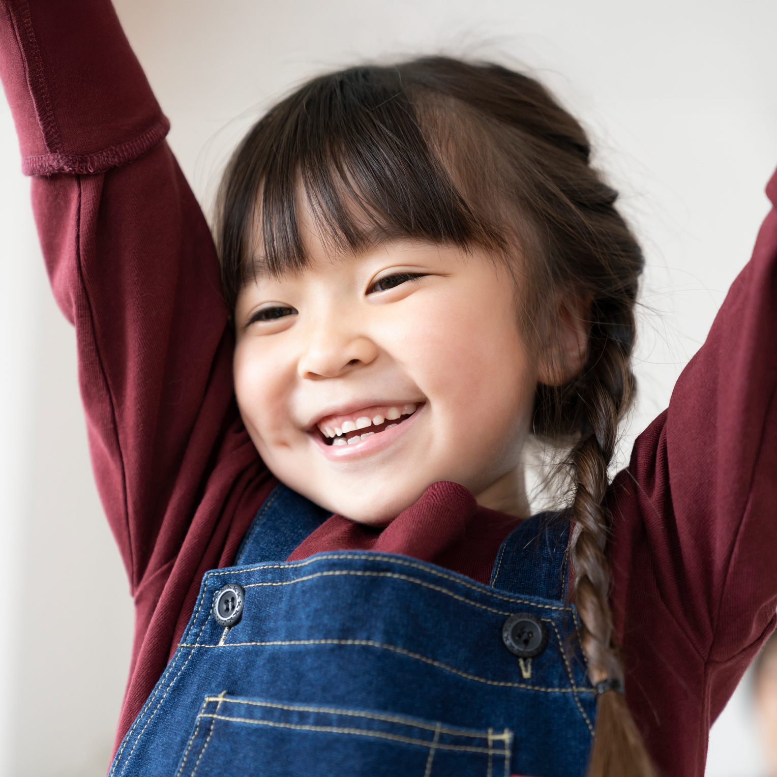 「できた！」と喜んでいる女の子